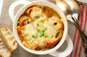 Как приготовить французский луковый суп: классика европейской кухни