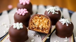 Как сделать шоколадные конфеты с начинкой: пошаговая инструкция.