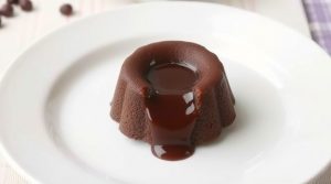 Пошаговый рецепт шоколадного фондана с жидкой сердцевиной.