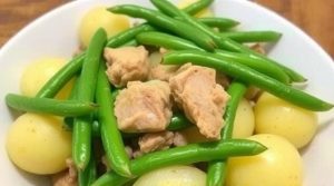 Тушеная свинина с картофелем и зелеными бобами: пошаговое руководство.