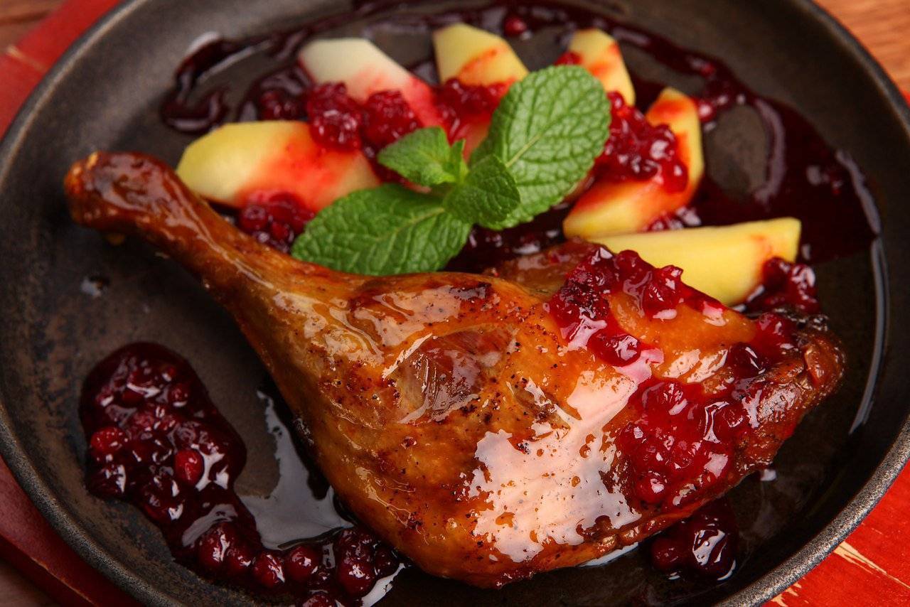 Тушеная утка с клюквой и апельсинами: пошаговое руководство.