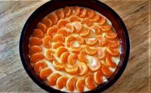 Пошаговый рецепт мандаринового пирога с орехами.