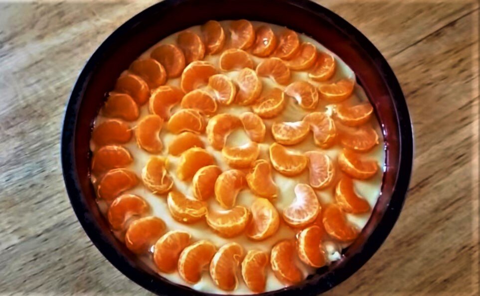Пошаговый рецепт мандаринового пирога с орехами.