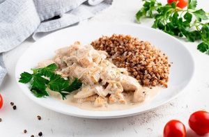 Курица с гречкой под сливочным соусом: пошаговое руководство.