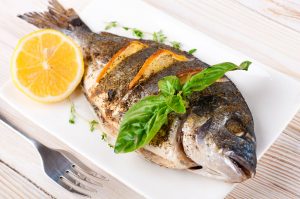 Рыба, запеченная с лимоном и пряными травами: пошаговый рецепт.