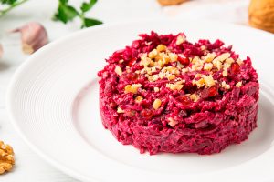 Приготовление салата из свеклы с орехами: пошаговая инструкция