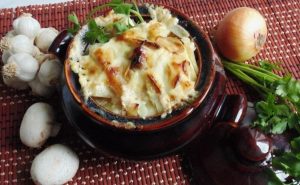 Курица с картошкой и грибами в горшочке: пошаговое руководство.