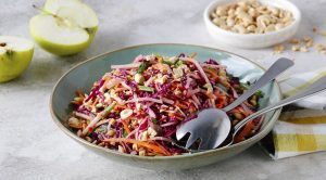Салат с красной капустой и яблоками: яркое осеннее блюдо.