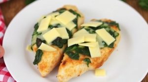 Запеченные куриные грудки с сыром и шпинатом: пошаговый рецепт.