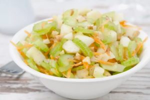 Салат с яблоками и сельдереем: легкость и хруст в каждой порции.