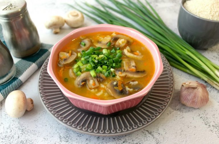 Пошаговый рецепт грибного супа с рисом и зеленью.