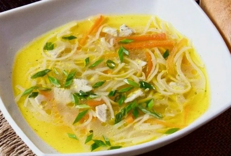 Пошаговый рецепт куриного супа с овощами и лапшой.