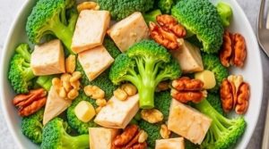 Салат с курицей, брокколи и грецкими орехами: полезное и сытное блюдо.