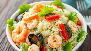 Салат с морепродуктами и рисом: морской вкус в каждой ложке.