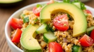 Салат с авокадо и киноа: полезный и сытный перекус.