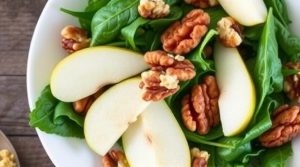 Салат с грушей и грецкими орехами: элегантное угощение для праздника.