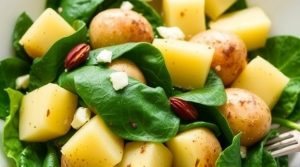 Салат с картофелем и шпинатом: сытное и вкусное угощение.