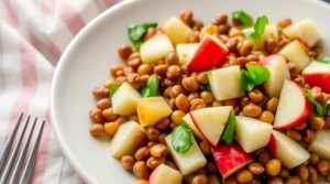 Салат с яблоками и чечевицей: сытный и оригинальный рецепт.