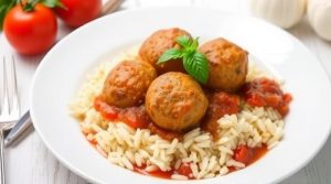 Тефтели из индейки с рисом и томатным соусом: пошаговое руководство.