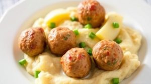 Фрикадельки из индейки с картофельным пюре