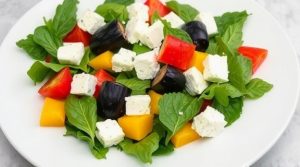 Салат с печеными овощами и фетой: осенний рецепт с яркими вкусами.