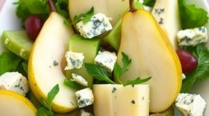 Салат с грушей и сыром блю: сладкое и соленое сочетание для гурманов.