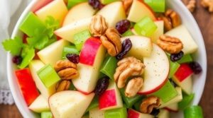 Салат с яблоками и сельдереем: легкий и хрустящий перекус.
