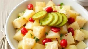 Салат с картошкой и солеными огурцами: классика, которая всегда в моде.