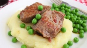 Баранина с картофельным пюре и зеленым горошком: пошаговый рецепт.