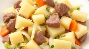 Тушеная капуста с мясом и картофелем: пошаговое руководство.