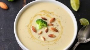 Пошаговый рецепт крем-супа из брокколи с миндалем.