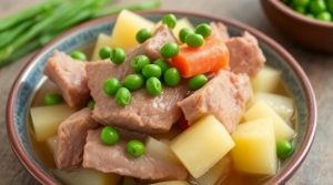 Тушеная свинина с картошкой и зеленым горошком: пошаговое руководство.