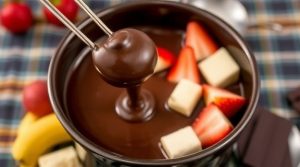Пошаговый рецепт “Шоколадного фондю” с фруктами.