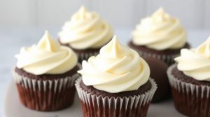 Как сделать “Шоколадные капкейки” с кремом из сливочного сыра: пошаговая инструкция.