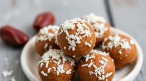 Как сделать “Кокосовые шарики” с финиками: пошаговая инструкция.