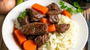 Говядина, тушеная с красным вином и овощами: пошаговое руководство.