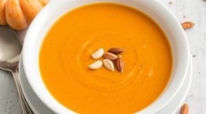 Пошаговый рецепт супа с тыквой и кедровыми орехами.