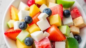 Как сделать “Фруктовый салат” с йогуртовой заправкой: пошаговая инструкция.