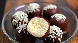 Пошаговый рецепт “Шариков из кокоса” с шоколадным покрытием.