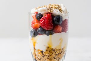 Пошаговый рецепт “Ягодного парфе” с геркулесом.