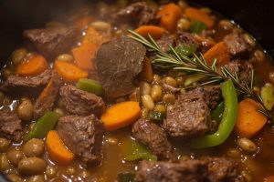 Тушеная говядина с фасолью и овощами: пошаговое руководство.