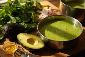 Пошаговый рецепт крем-супа из шпината с авокадо.