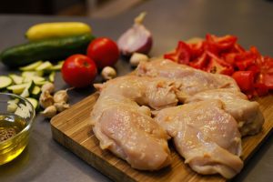 Курица с кабачками и помидорами в духовке: пошаговый рецепт.