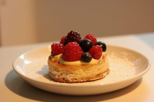 Пошаговый рецепт Пирожного с заварным кремом и свежими ягодами.