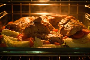 Курица с капустой и морковью в духовке: пошаговое руководство.