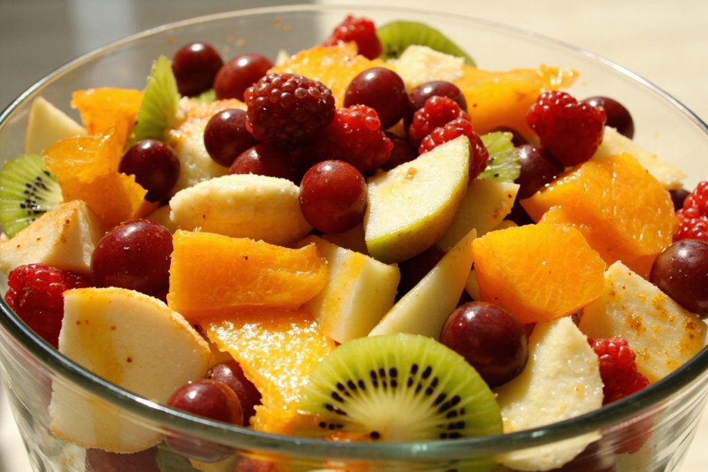 Пошаговый рецепт Фруктового салата с медовой заправкой.