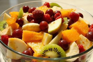 Пошаговый рецепт Фруктового салата с медовой заправкой.