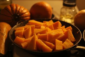 Пошаговый рецепт остро-сладкого супа с тыквой и чили.