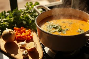 Пошаговый рецепт крем-супа из моркови с кориандром.