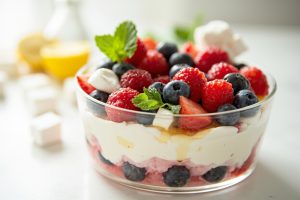 Пошаговый рецепт Зефирного десерта с ягодами и йогуртом.